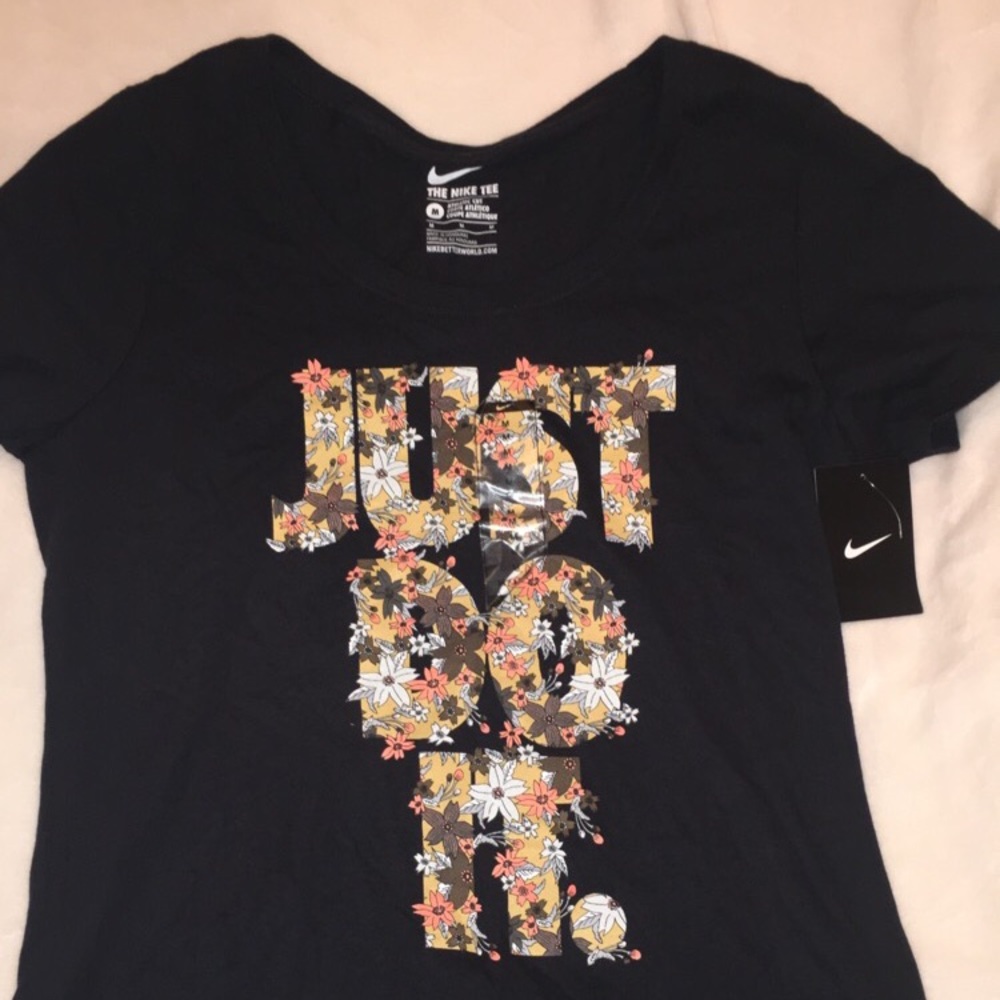 Nike women’s short sleeve shirt